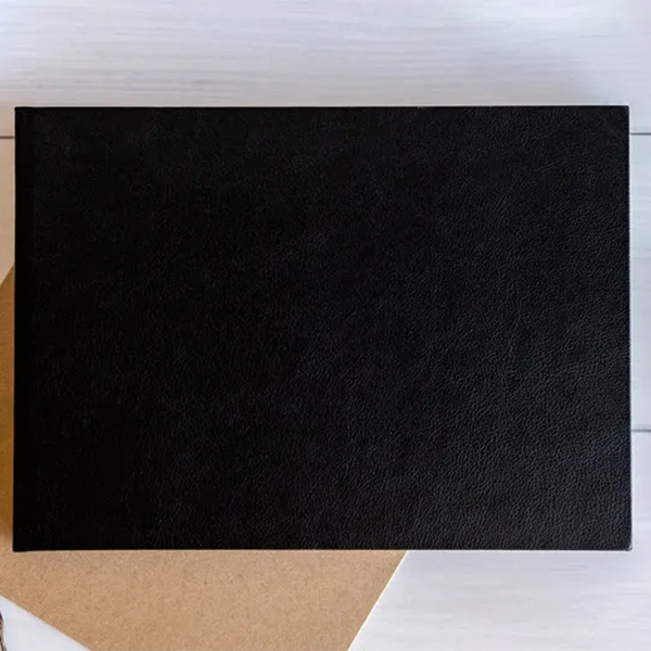 Skapa fotobok | 29 x 21 cm | Konstläder | Gratis designs | Hårt omslag | 300g papper | Lay-flat | 20-100 sidor | Tillval: Matt eller blankt papper | 29.20 x 21.00 cm