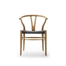 Y-stol CH24, eg olie med sort flet af Hans J. Wegner