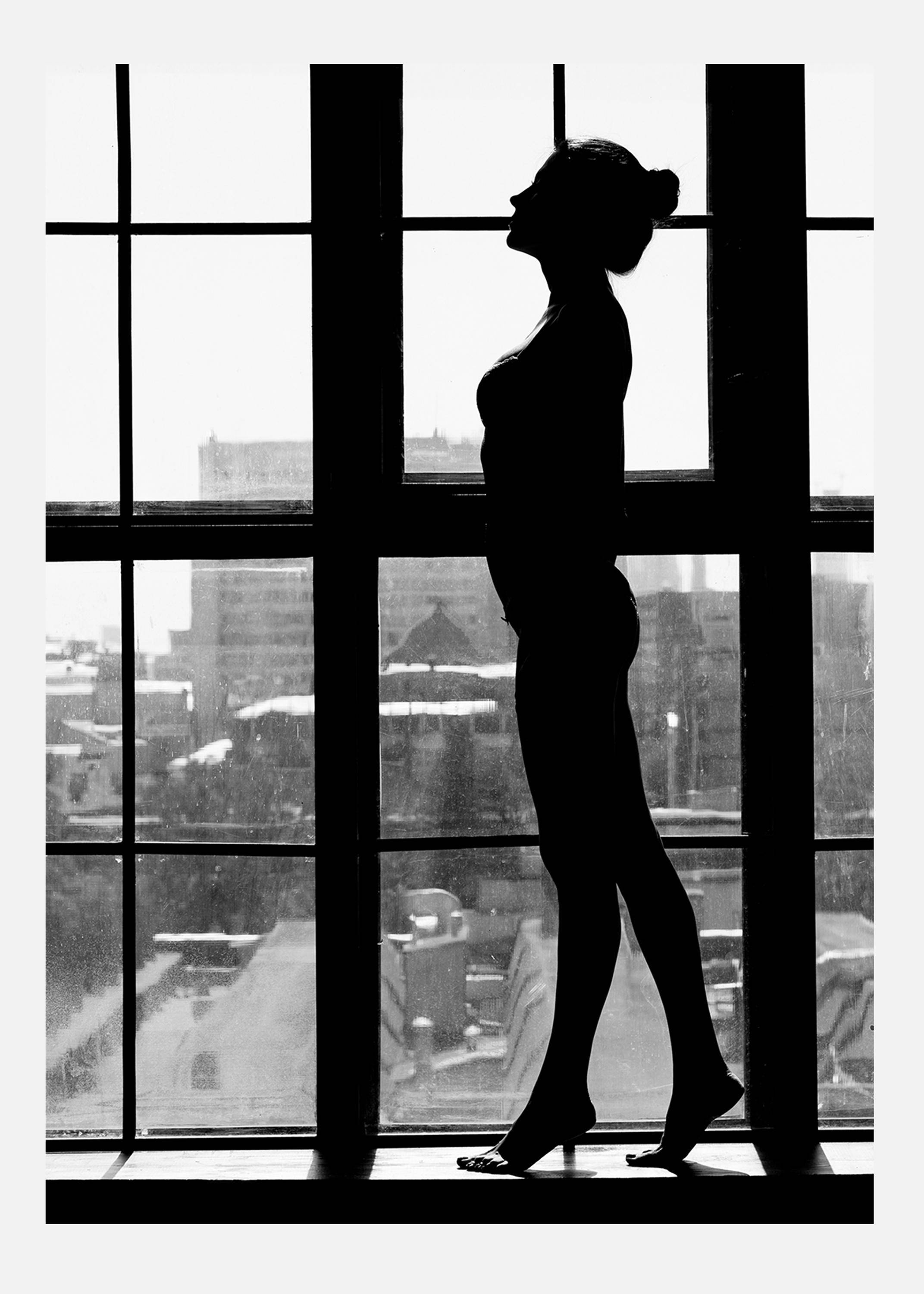 Standing In Window Canvastavla (50x70 cm)