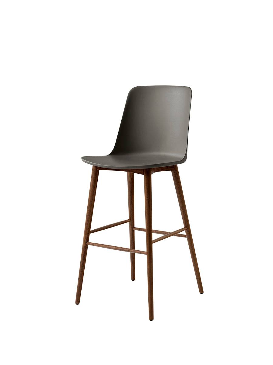 Rely HW133 Bar Chair, walnut fra &Tradition Stone Grey - Jacobsen Plus