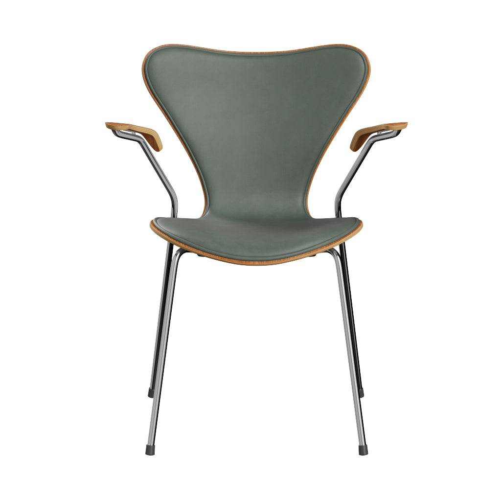 Fritz Hansen - 3207 stol med armlæn, naturfiner og forsidepolstret i Grace læder Elm - Concrete Grey læder - Krom stel - Jacobsen Plus