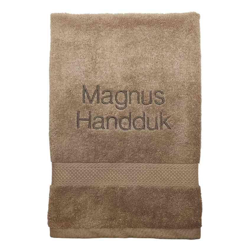 Handduk med broderat namn i rak stil - nougat, 70x130cm DUSCHHANDDUK