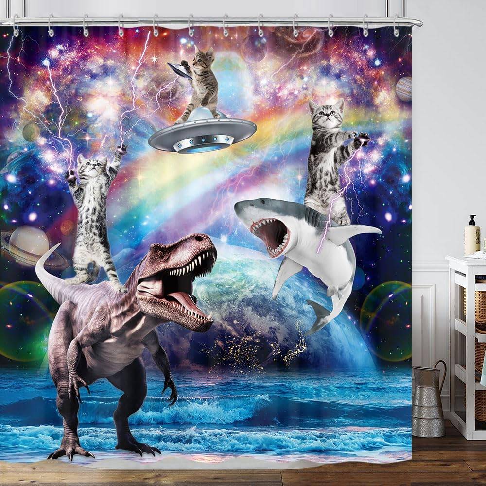 Rolig kattduschdraperi, Cool rolig katt som rider på dinosauriehaj i fantasivärld galaxrymd UFO barn duschdraperi, Hysteriskt