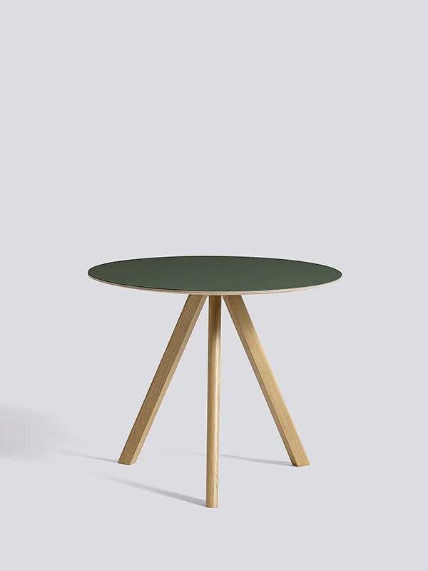 Copenhague CPH20 Bord, Ø90 cm fra Hay Lakeret eg / Grøn linoleum - Jacobsen Plus