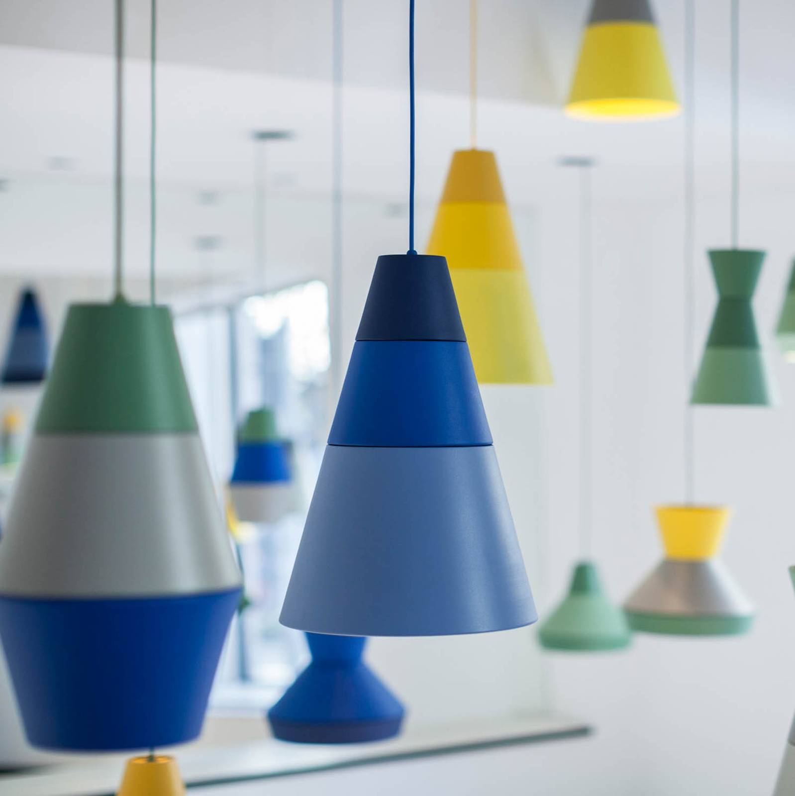 GRUPA Design pendellampa Ili Coney Cone, dimbar, Blå, Vardagsrum / matsal, Aluminium / grå / zink, Design, Pendellampa