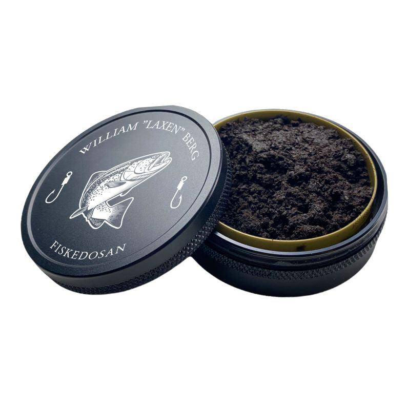 Snusdosa med gravyr - Fiske, SVART / LAX