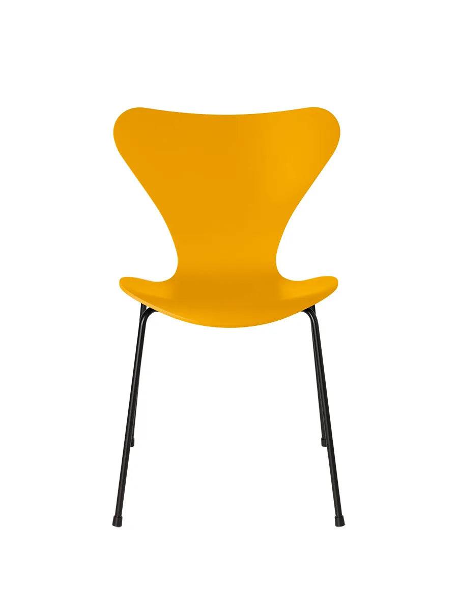 3107 Serie 7 stol lakeret af Arne Jacobsen True Yellow / Sort - Jacobsen Plus
