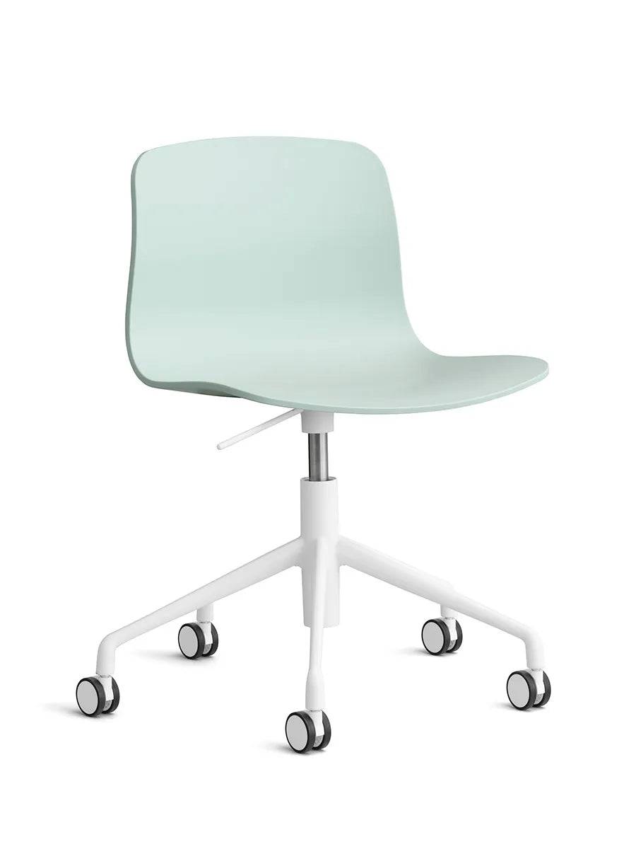 About a Chair AAC50 fra Hay Dusty Mint / Hvid pulverlakeret aluminium - Jacobsen Plus