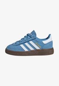 HANDBALL SPEZIAL UNISEX - Lära-gå-skor - light blue ftwr white gum