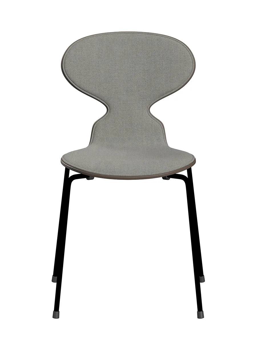 3101 Myren Stol, forsidepolstret af Arne Jacobsen Deep Clay farvet ask-Sunniva 153 tekstil / Sort - Jacobsen Plus
