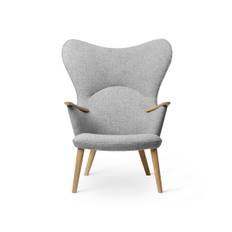 CH78 Mama Bear af Hans J. Wegner (Lak, Valnød/stofgruppe 1)