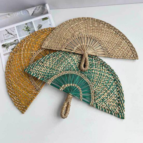 Handgjord Fläta av Halm Naturlig Sjögräs Raffia Handfläkt Halvcirkelformad Vävd Handhållen Fläkt av Palmblad Sommarkylfläkt Bröllopsfestdekoration gul