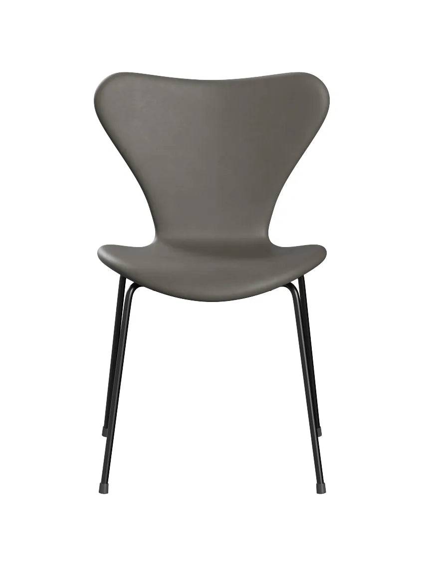 3107 stol, fuldpolstret Essential læder lava/sort stel af Arne Jacobsen - Jacobsen Plus