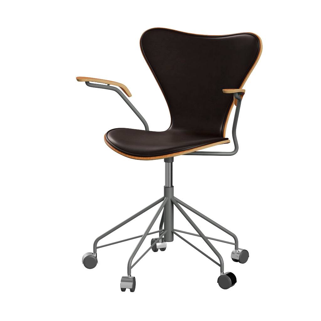 Fritz Hansen - 3217 kontorstol med armlæn, naturfiner og forsidepolstret i Grace læder Kirsebær - Mørk brun læder - Silver Grey stel - Jacobsen Plus