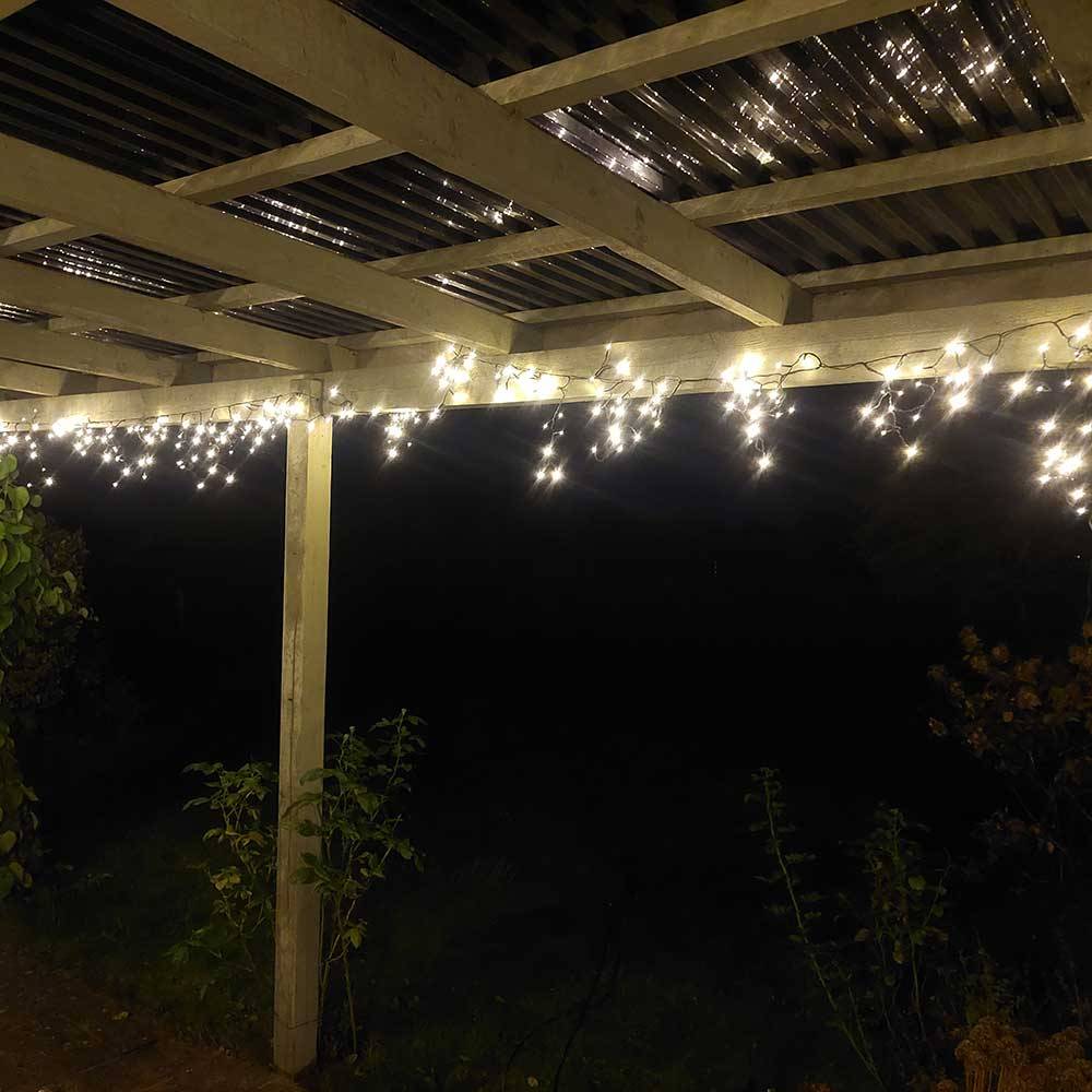 LED Istapkæde med adapter til inden- og udendørsbrug - Vælg størrelse 0,35 x 5 meter - 300 LED - 3,6 W.
