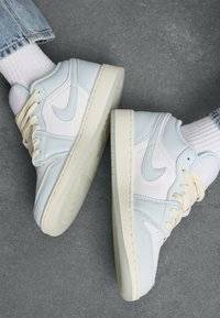AIR JORDAN 1 LOW UNISEX - Sneakers - glacier blue/sea glass/summit white/guava ice