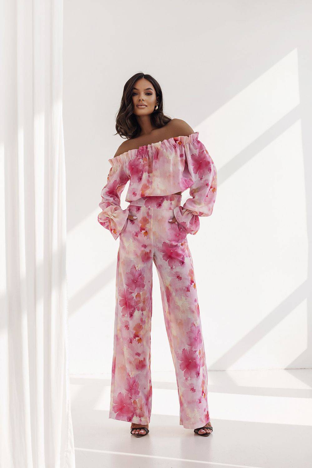 LaBalancia - Romantisk blomsterbluse med bare skuldre og vidde bukser sæt - Pink multicolor - M/L