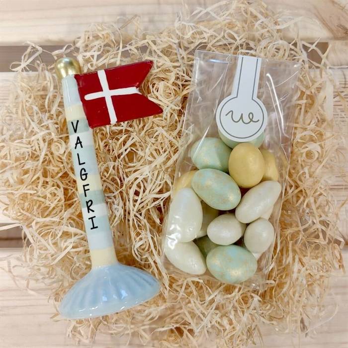 Lille gave med stribet flag og chokolade - med valgfri tekst