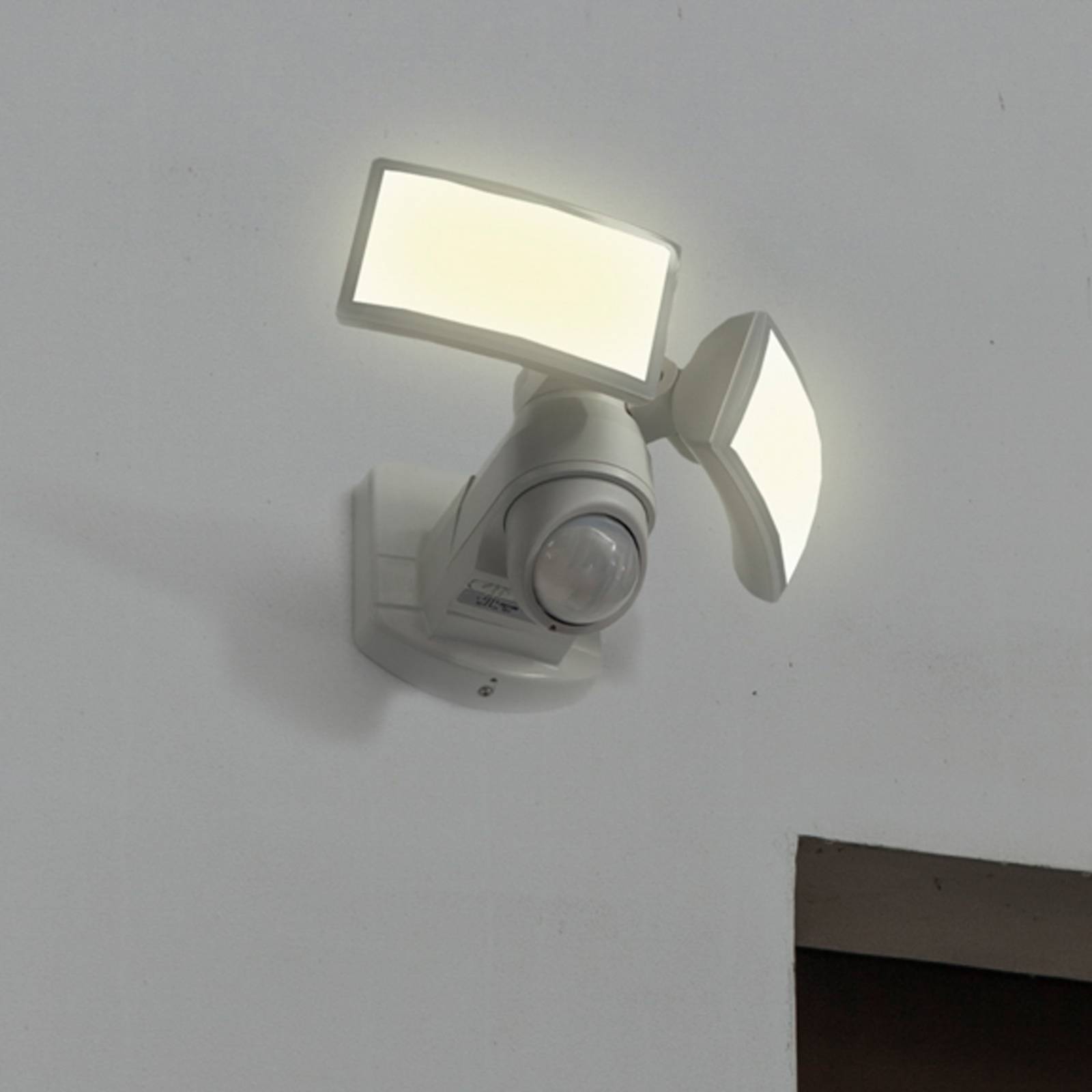 LUTEC LED-sensor-utomhusstrålkastare ARC, vit, 28 cm, 2 lampor, IP54 ARC, Vitt / opal, Syntetmaterial, Modern, Utomhusvägglampa