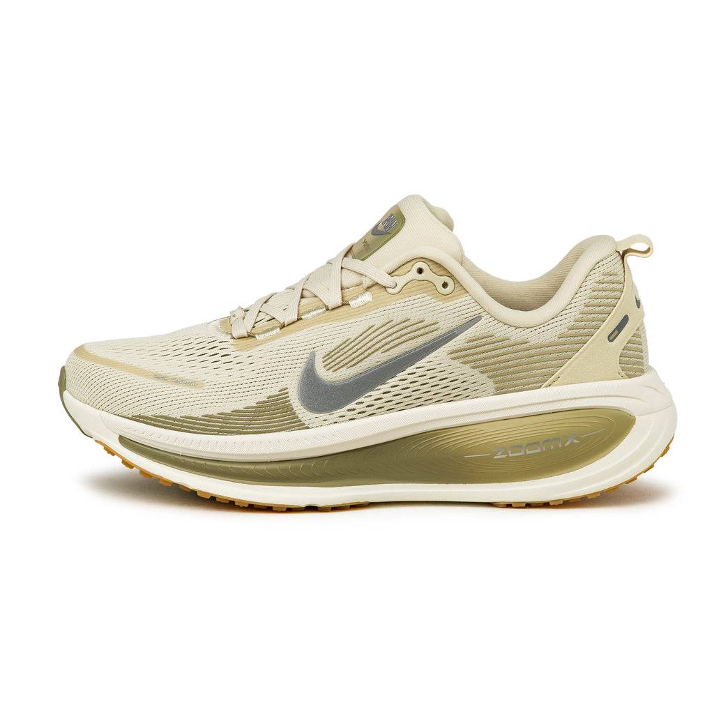 Nike vomero 18 ess Light Khaki / Metallic Silver / Desert Khaki
