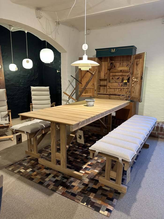 BM1771 Udendørs Spisebord + 2 x BM1871 Udendørsbænk + 2 hynder | Udstillingsmodel.