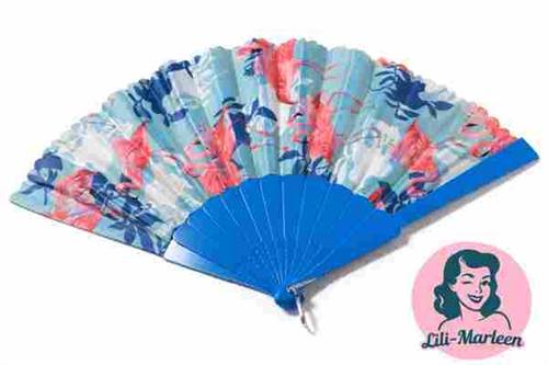 Miss Flamingo Breeze – Blå Vifte med Flamingo & Tropisk Print.