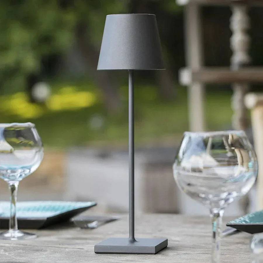 LumiLuxe - Elegant Bordslampa med Trådlös Laddningsfunktion - Matt Grå