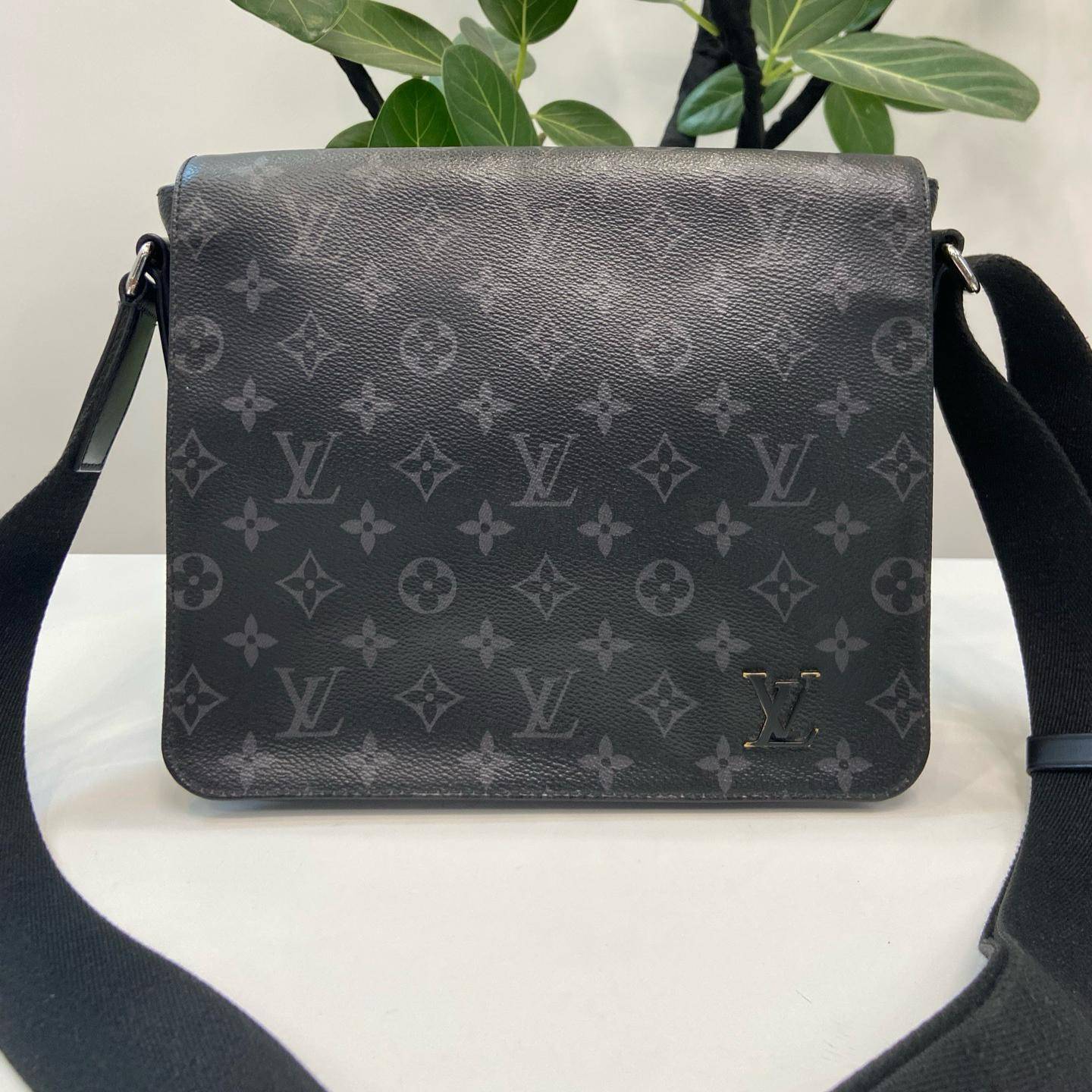 [Pre-Owned] District Mm Monogram Canvas Leather Commuter Briefcase Laptop Bag - Very Good #1VAPODC