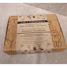 Fin Presentbox med Tvål Shea &amp; Avokado och Elegant Självhäftande Tvålhållare för Vägg från Malin i Ratan