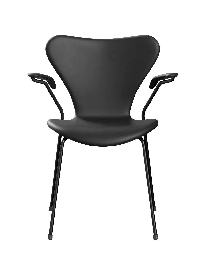 3207 stol m/armlæn, fuldpolstret Essential læder sort/sort stel af Arne Jacobsen - Jacobsen Plus