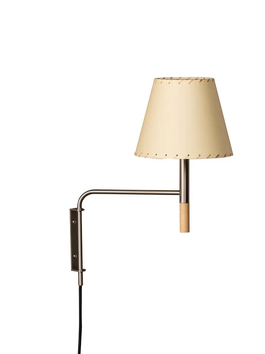 BC1 Væglampe fra Santa and Cole Stitched beige parchment - Jacobsen Plus