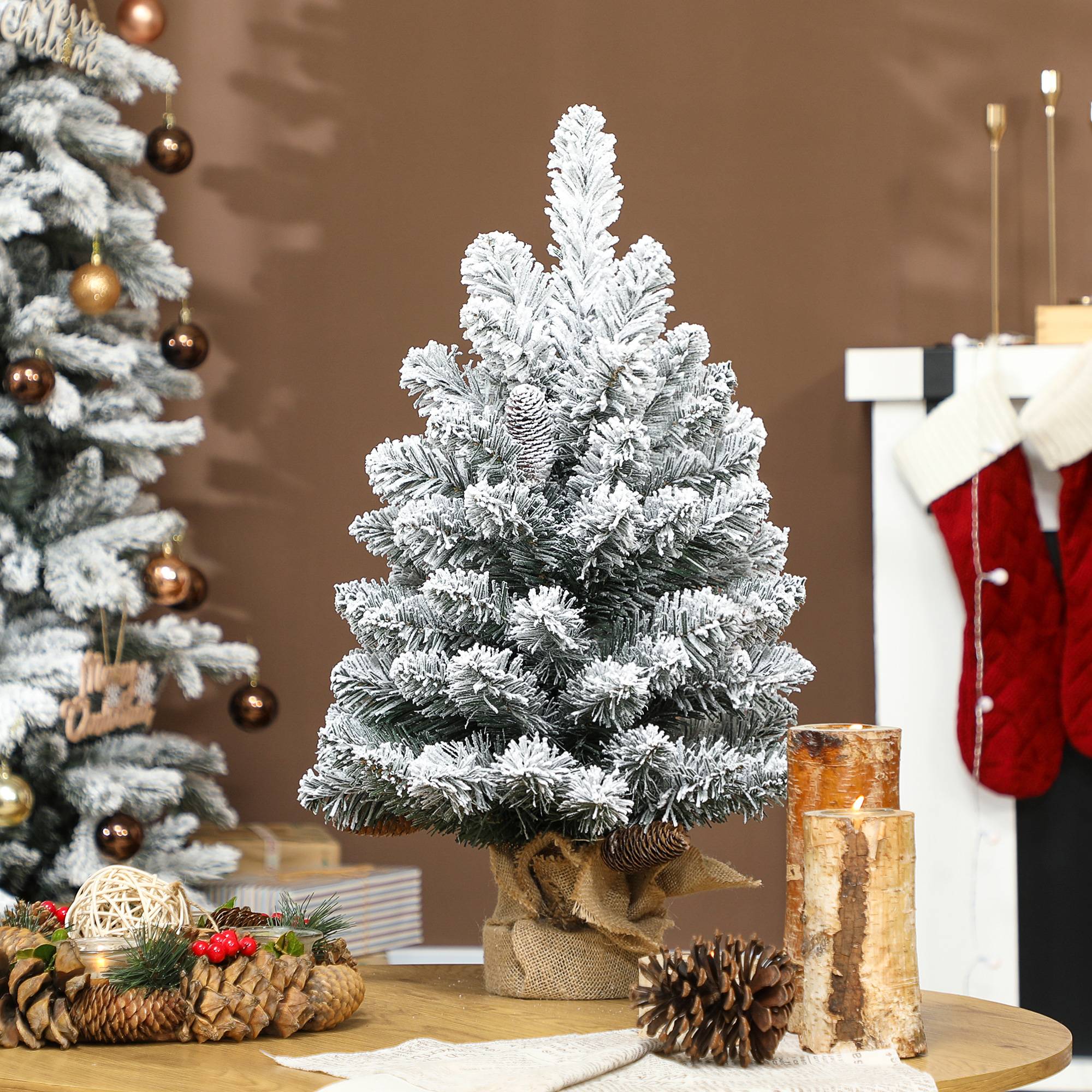 Mini kunstigt juletræ 60 cm kunstigt juletræ med sne, 72 spidser 6 kogler cementbase.