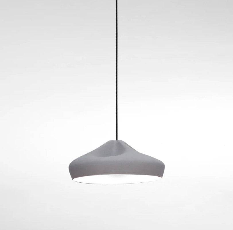 Pleat box 36 LED pendel fra Marset - Grå/hvid
