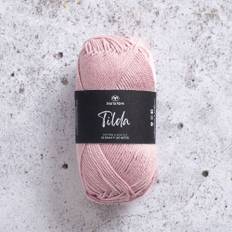 Svarta Fåret Tilda 594 Rosa strandvandrer Indhold: 50% Bomuld, 50% Akryl Vægt/længde: 50 g = ca. 150 meter Anbefalede pinde: 3.50 mm Strikkefasthed: 10 cm = 26 m Vask: Maskinvask, max 40°C / Tørres fladt.