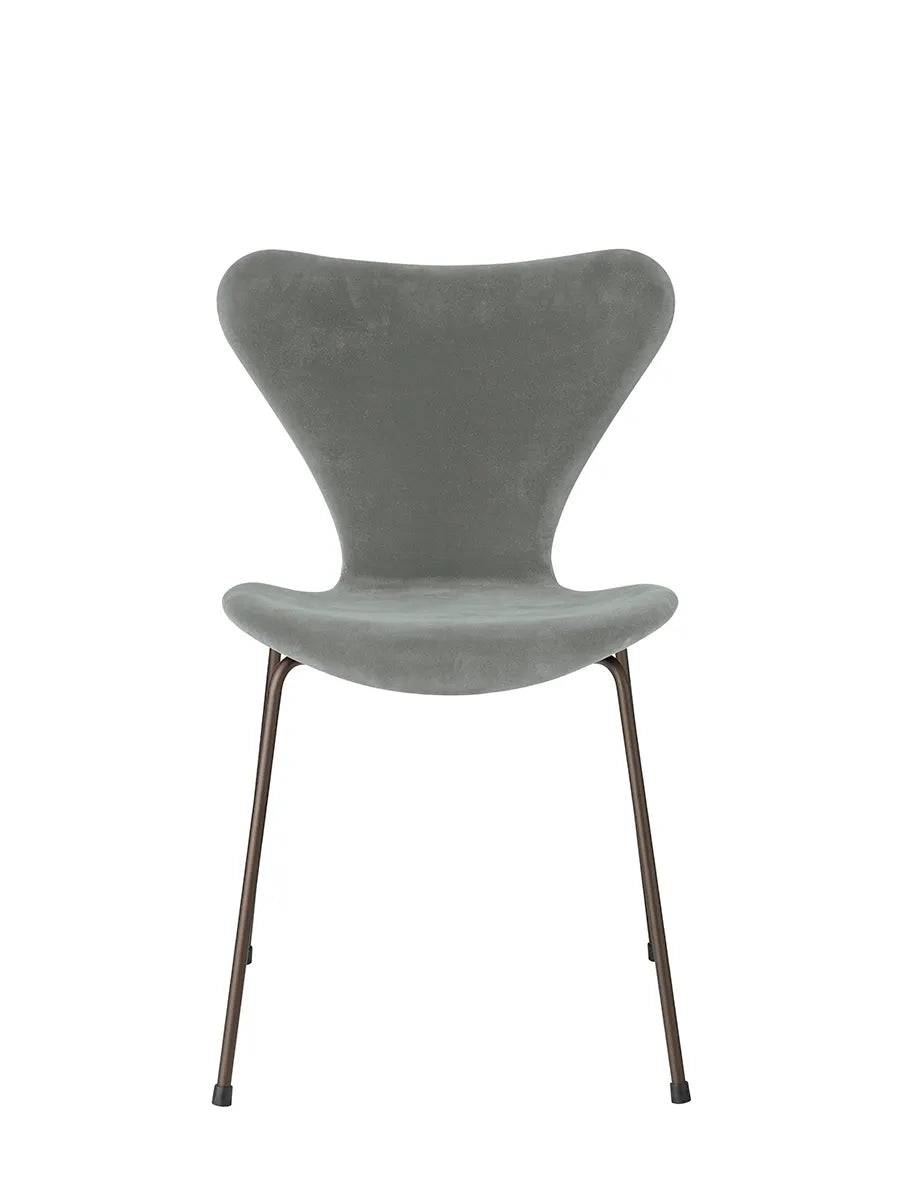 3107 Stol, fuldpolstret velour af Arne Jacobsen Seal grey - Jacobsen Plus