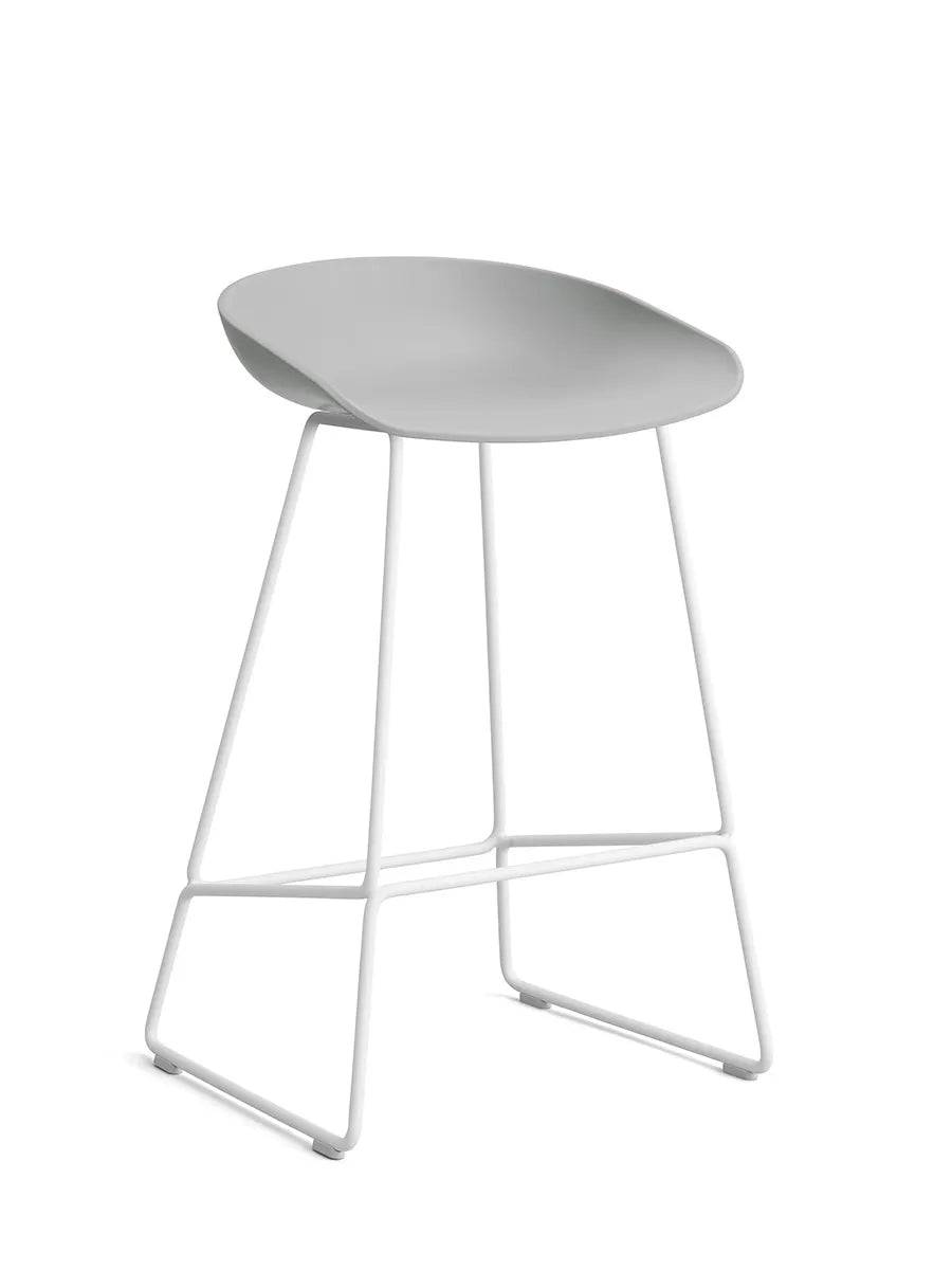 About a Stool AAS38 fra Hay Lav - B 47 x D 45 x H 65-76 cm / Concrete grey / Hvid pulverlakeret stål - Jacobsen Plus
