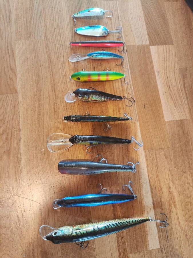 Fiskedragspaket – Rapala, BROMAN, Blue Fox m.fl. – 11 drag + draglåda