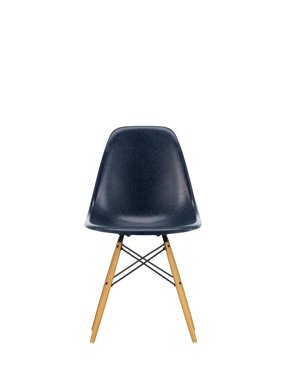 Eames Fiberglass Chair DSW, lys ahorn fra Vitra Eames Navy Blue - Jacobsen Plus