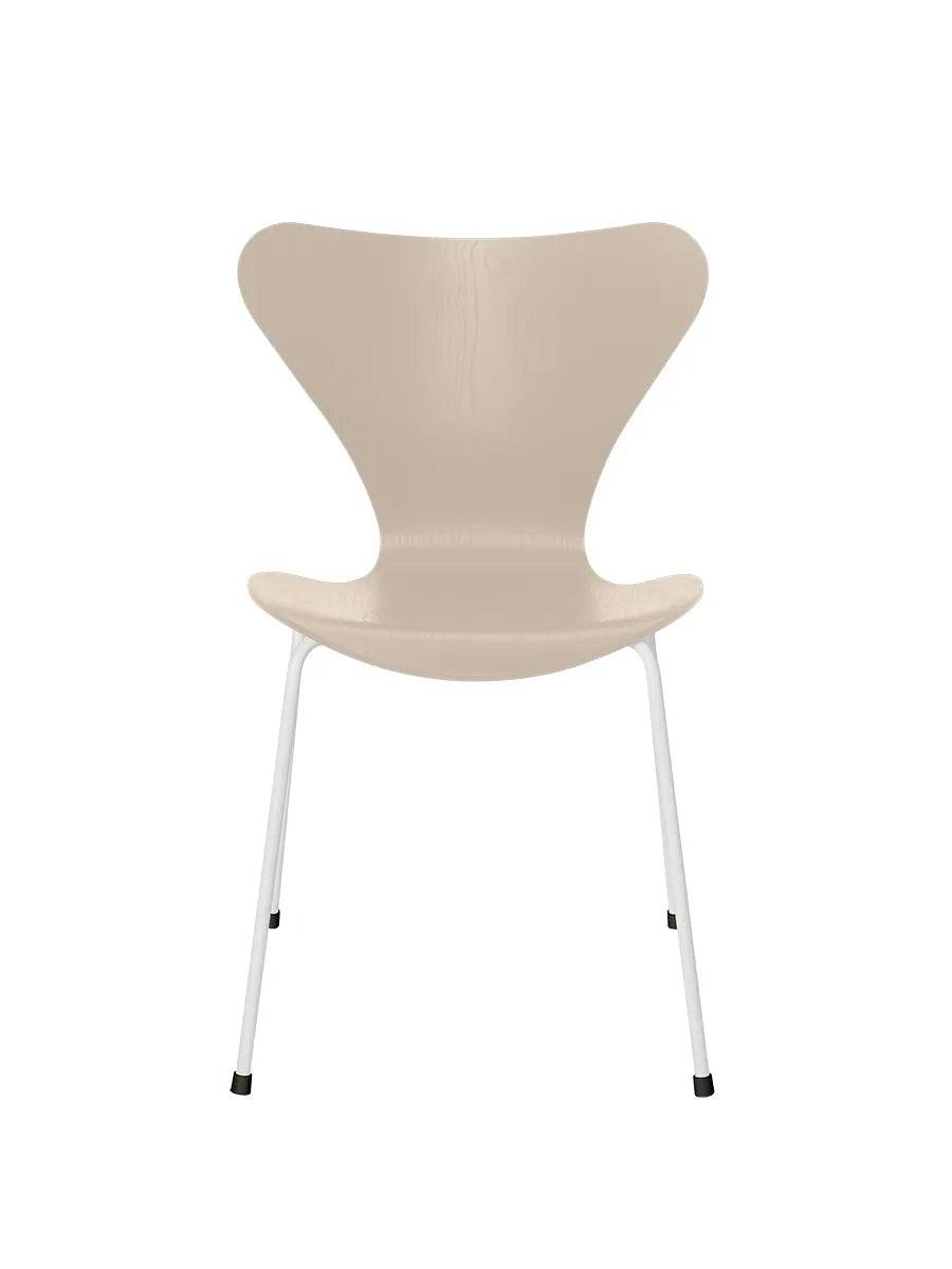 3107 Serie 7 stol i farvet ask af Arne Jacobsen Light Beige / Hvid - Jacobsen Plus