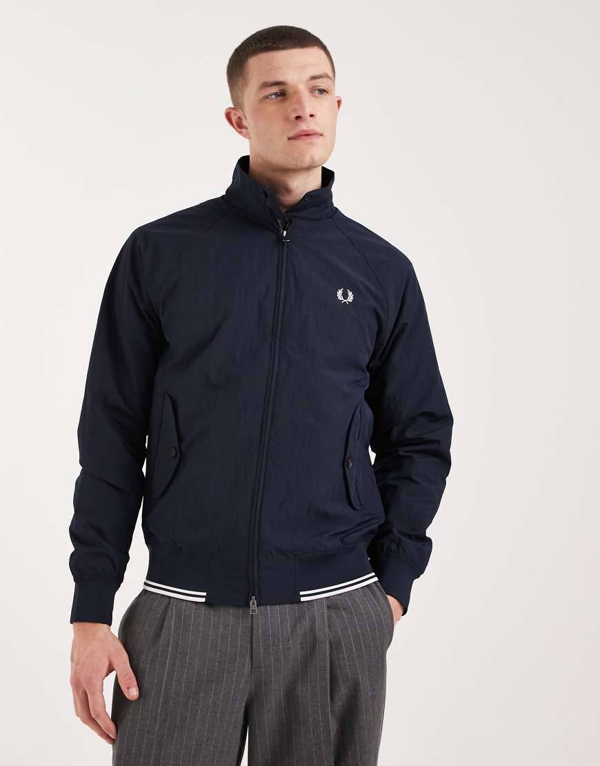 Fred Perry – Marinblå, krinklad harrington-jacka med logga och kantrand