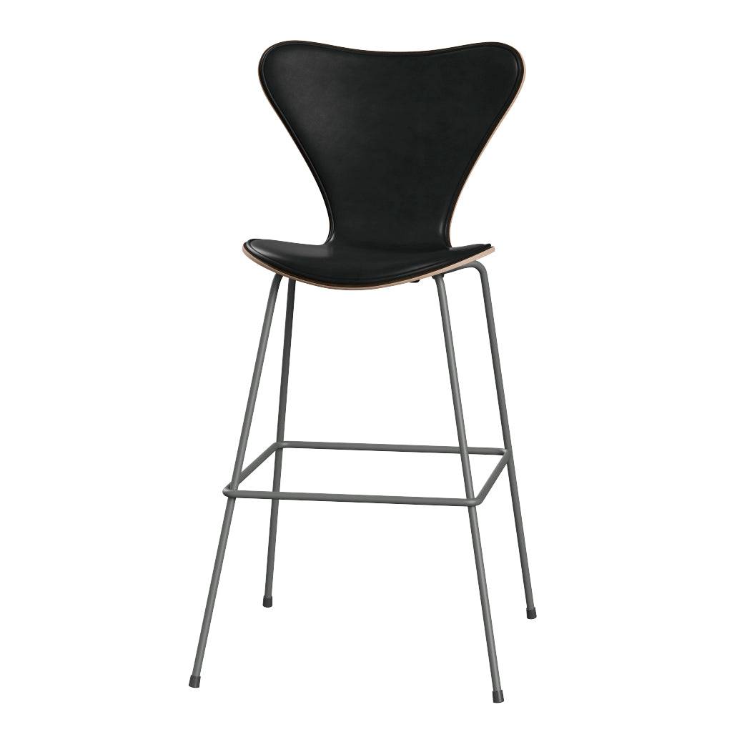 Fritz Hansen - 3197 høj barstol, naturfiner og forsidepolstret i Grace læder Mørkbejdset eg - Sort læder - Silver Grey stel - Jacobsen Plus