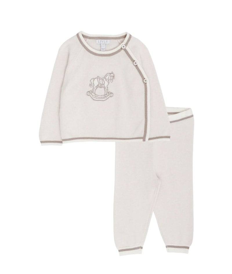 Set rocking horse envelop white sand