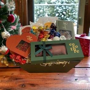 Gavekurv: Julekurv med Cocoture marcipangris, julehjerte & gourmet slik