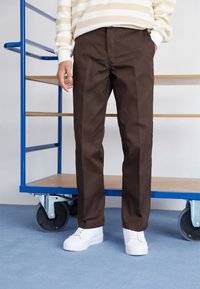 874 WORK PANT - Tygbyxor - dark brown
