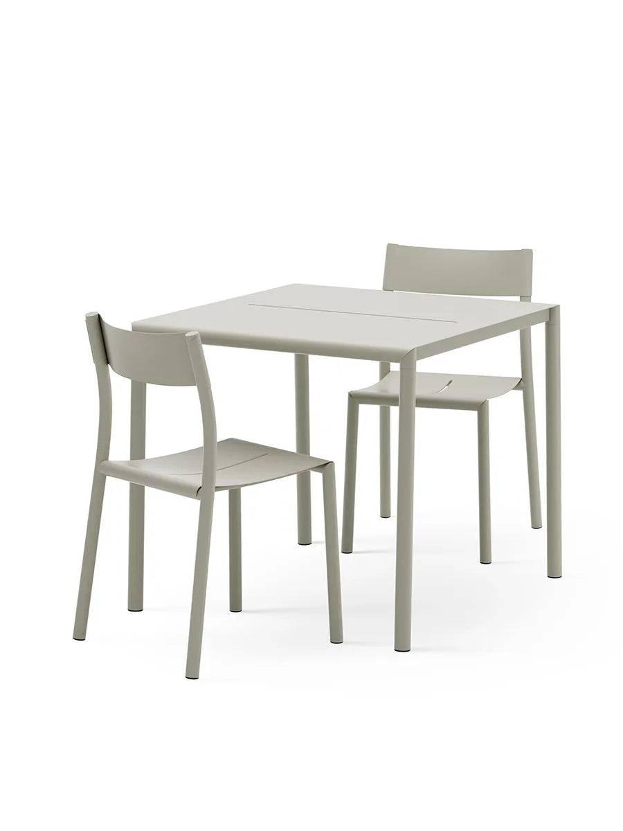 May havesæt, 2 stole og bord 85x85 i light grey fra New Works - Jacobsen Plus