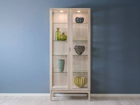 V502 Vitrine i Eg Hvidolie | Klim Furniture