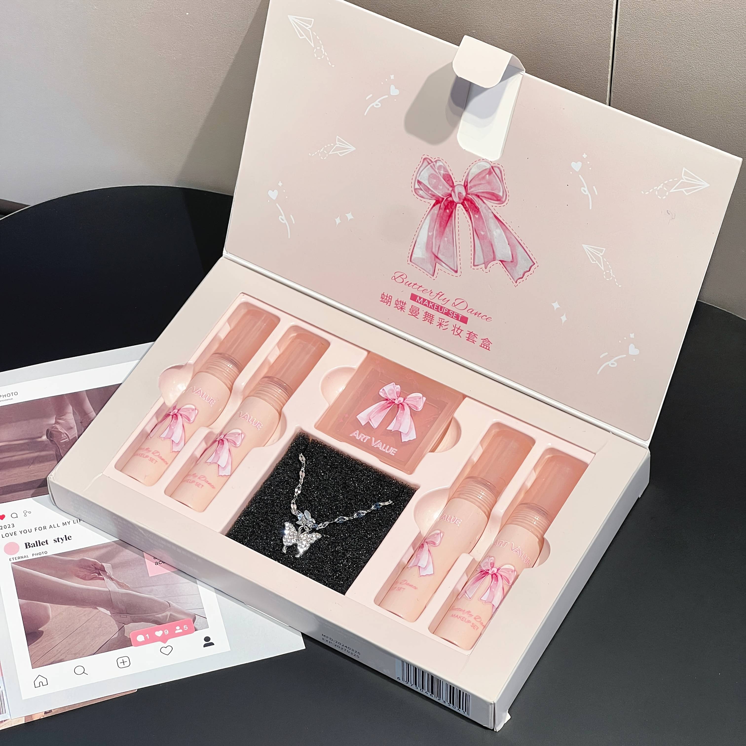 TEMU 4 Pieces Of Lip Glaze, 1 Necklace, Monochrome Powder Blusher, New Year Gift, Qixi Valentine's Day, Mother's Day, Gift Box For Mother, Girlfriend And Girlfriend