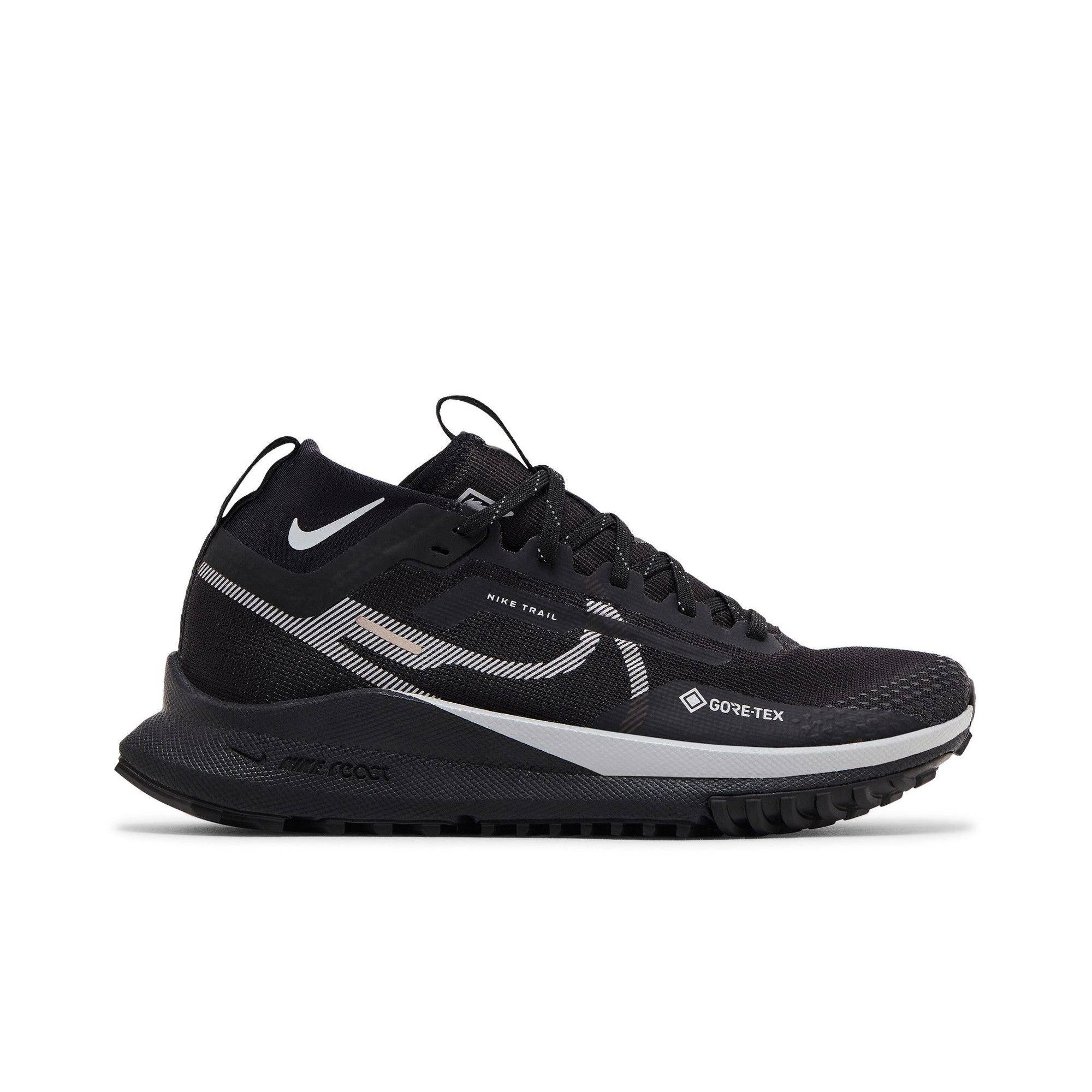 Nike Dam React Pegasus Trail 4 GORE-TEX 'Svart Reflekterande Silver' (damstorlekar) Svarta / Reflekterande Silver / Varggrå Löparskor DJ7929 001 cm bl