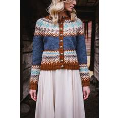92621 Maja DOWNLOAD OPSKRIFTEN HER Islandsk cardigan med mønsterstrikket bærestykke strikket i Ístex Léttlopi. Størrelse XS-XXXXL. Opskriften indeholder opskrifter til 9 forskellige bluser/cardigans. Sprog: Norsk Pinde og tilbehør lægges i kurven separat. Se alle opskrifter fra Ístex her.