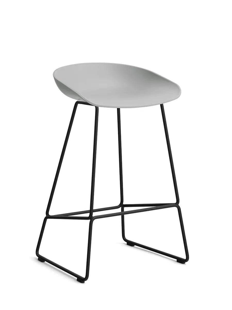 About a Stool AAS38 fra Hay Lav - B 47 x D 45 x H 65-76 cm / Concrete grey / Sort pulverlakeret stål - Jacobsen Plus